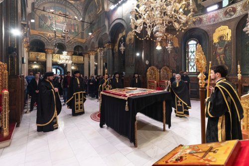 La Catedrala Patriarhală a fost așezat spre închinare Sfântul Epitaf Poza 210765