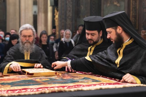 La Catedrala Patriarhală a fost așezat spre închinare Sfântul Epitaf Poza 210768