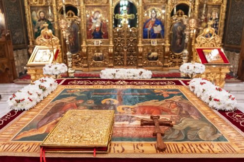 La Catedrala Patriarhală a fost așezat spre închinare Sfântul Epitaf Poza 210770