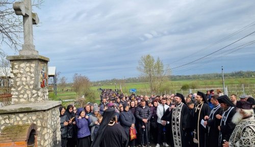 Procesiunea „Drumul Crucii” la străvechea Mănăstire Hodoș-Bodrog Poza 210780