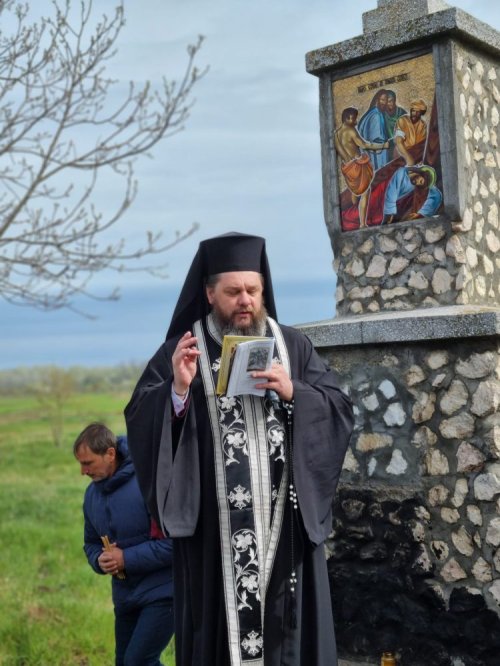 Procesiunea „Drumul Crucii” la străvechea Mănăstire Hodoș-Bodrog Poza 210781