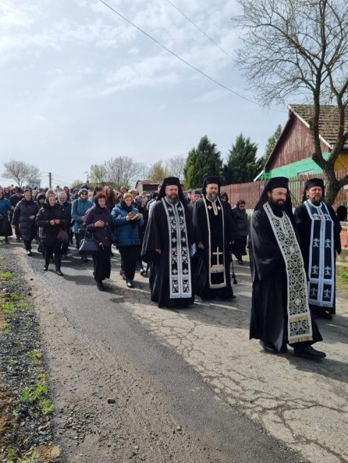 Procesiunea „Drumul Crucii” la străvechea Mănăstire Hodoș-Bodrog Poza 210782