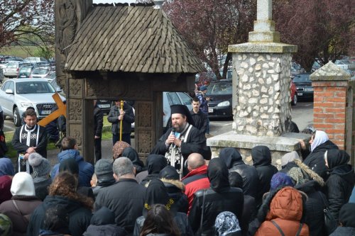 Procesiunea „Drumul Crucii” la străvechea Mănăstire Hodoș-Bodrog Poza 210783