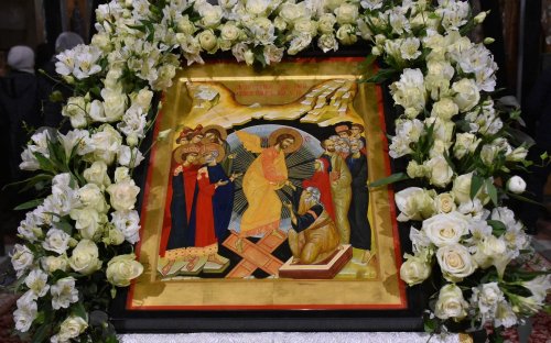 Mii de credincioși au primit Lumina Sfântă la Catedrala Mitropolitană din Cluj-Napoca Poza 211052