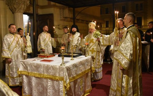 Mii de credincioși au primit Lumina Sfântă la Catedrala Mitropolitană din Cluj-Napoca Poza 211053