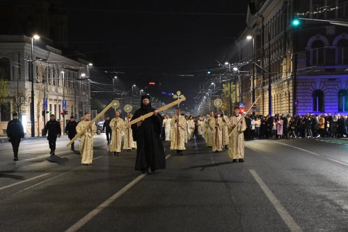Mii de credincioși au primit Lumina Sfântă la Catedrala Mitropolitană din Cluj-Napoca Poza 211054