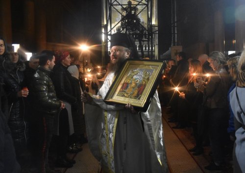 Mii de credincioși au primit Lumina Sfântă la Catedrala Mitropolitană din Cluj-Napoca Poza 211055