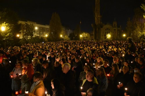 Mii de credincioși au primit Lumina Sfântă la Catedrala Mitropolitană din Cluj-Napoca Poza 211057