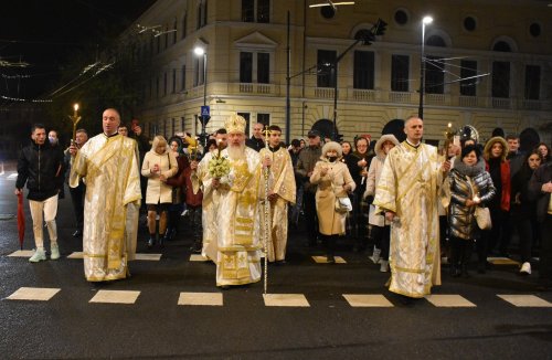 Mii de credincioși au primit Lumina Sfântă la Catedrala Mitropolitană din Cluj-Napoca Poza 211058