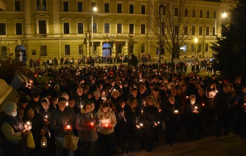 Mii de credincioși au primit Lumina Sfântă la Catedrala Mitropolitană din Cluj-Napoca Poza 211060