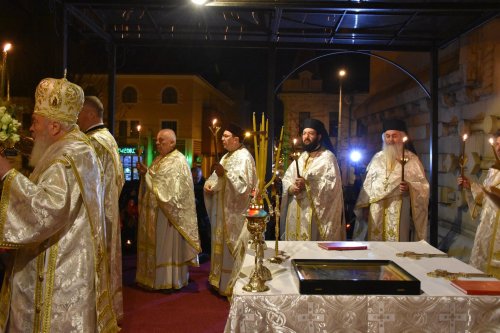 Mii de credincioși au primit Lumina Sfântă la Catedrala Mitropolitană din Cluj-Napoca Poza 211062