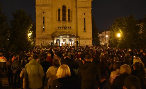 Mii de credincioși au primit Lumina Sfântă la Catedrala Mitropolitană din Cluj-Napoca Poza 211063