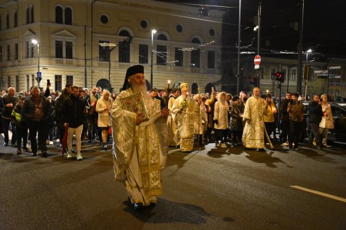 Mii de credincioși au primit Lumina Sfântă la Catedrala Mitropolitană din Cluj-Napoca Poza 211064