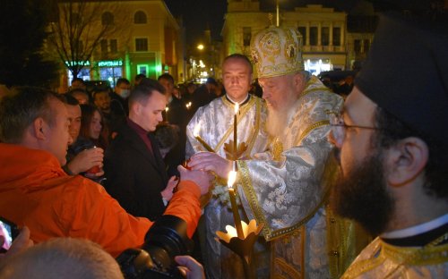 Mii de credincioși au primit Lumina Sfântă la Catedrala Mitropolitană din Cluj-Napoca Poza 211065