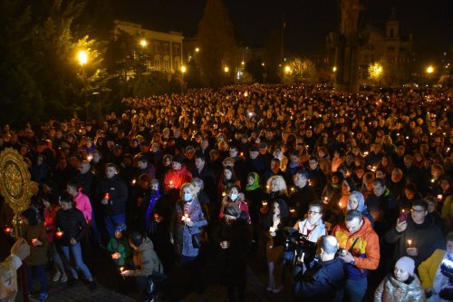 Mii de credincioși au primit Lumina Sfântă la Catedrala Mitropolitană din Cluj-Napoca Poza 211066