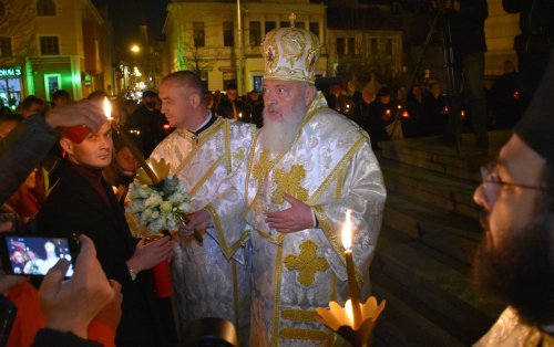 Mii de credincioși au primit Lumina Sfântă la Catedrala Mitropolitană din Cluj-Napoca Poza 211067