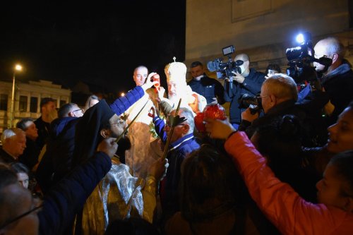 Mii de credincioși au primit Lumina Sfântă la Catedrala Mitropolitană din Cluj-Napoca Poza 211068