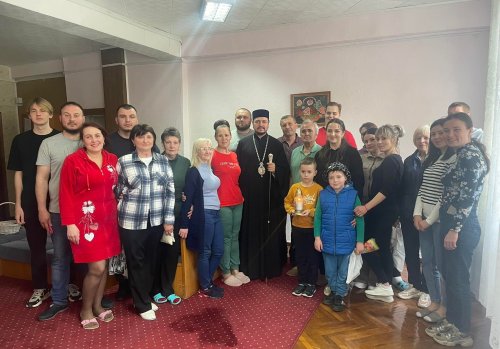 Episcopul Basarabiei de Sud alături de refugiați în ziua de Paști Poza 211416