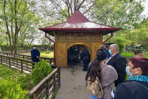 Procesiuni și rugăciuni la izvoare tămăduitoare în Vinerea Luminată Poza 211616