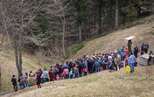 Procesiuni și rugăciuni la izvoare tămăduitoare în Vinerea Luminată Poza 211709