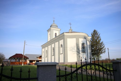 O biserică din 1849, resfințită de Mitropolitul Moldovei și Bucovinei Poza 212093