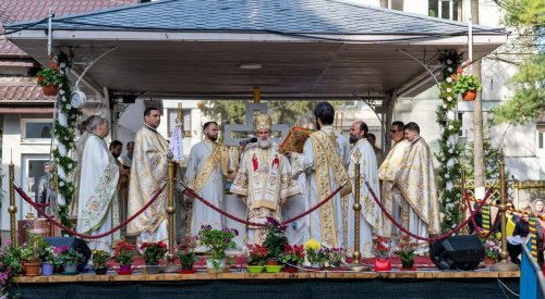 Întreită sărbătoare la Biserica „Sfântul Gheorghe” din Bacău Poza 212221