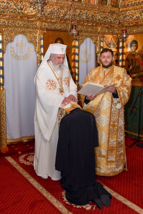 Rang onorific pentru un ostenitor de la Sectorul teologic-educațional al Patriarhiei Române Poza 212429