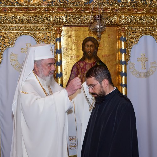 Rang onorific pentru un ostenitor de la Sectorul teologic-educațional al Patriarhiei Române Poza 212430