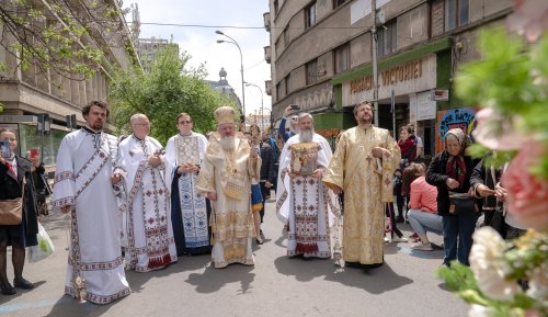 Sărbătoare la Biserica „Sfântul Nicolae”-Dintr-o zi din Bucureşti Poza 213048