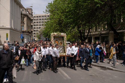 Sărbătoare la Biserica „Sfântul Nicolae”-Dintr-o zi din Bucureşti Poza 213049