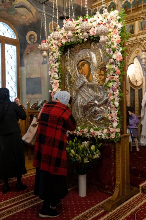 Sărbătoare la Biserica „Sfântul Nicolae”-Dintr-o zi din Bucureşti Poza 213068
