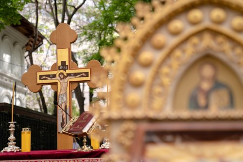 Sărbătoare la Biserica „Sfântul Nicolae”-Dintr-o zi din Bucureşti Poza 213078