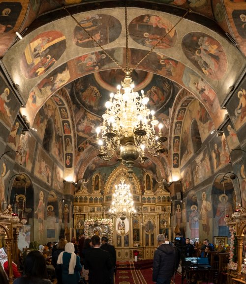 Sărbătoare la Biserica „Sfântul Nicolae”-Dintr-o zi din Bucureşti Poza 213081