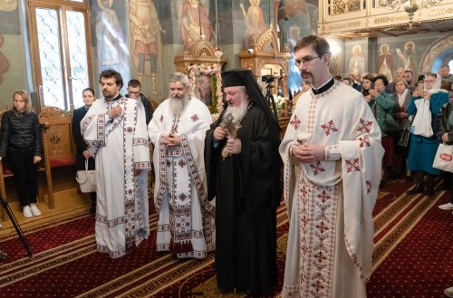 Sărbătoare la Biserica „Sfântul Nicolae”-Dintr-o zi din Bucureşti Poza 213089