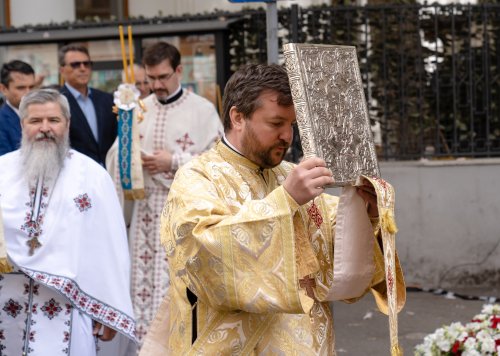Sărbătoare la Biserica „Sfântul Nicolae”-Dintr-o zi din Bucureşti Poza 213107