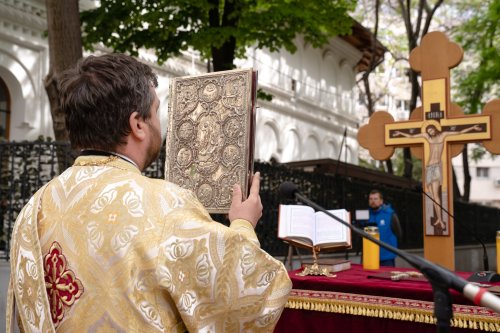 Sărbătoare la Biserica „Sfântul Nicolae”-Dintr-o zi din Bucureşti Poza 213109