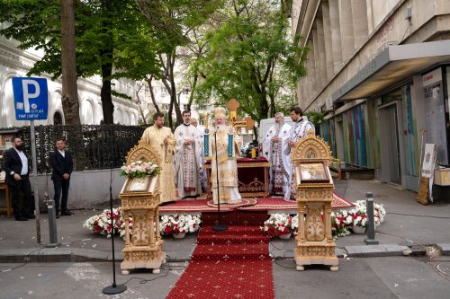 Sărbătoare la Biserica „Sfântul Nicolae”-Dintr-o zi din Bucureşti Poza 213114