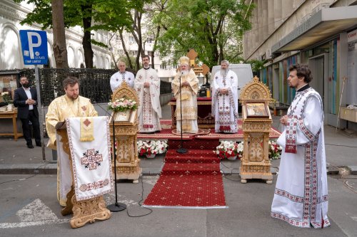 Sărbătoare la Biserica „Sfântul Nicolae”-Dintr-o zi din Bucureşti Poza 213119