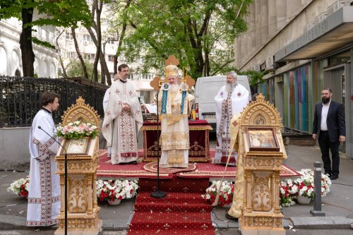 Sărbătoare la Biserica „Sfântul Nicolae”-Dintr-o zi din Bucureşti Poza 213122