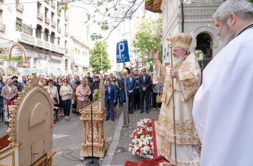 Sărbătoare la Biserica „Sfântul Nicolae”-Dintr-o zi din Bucureşti Poza 213125