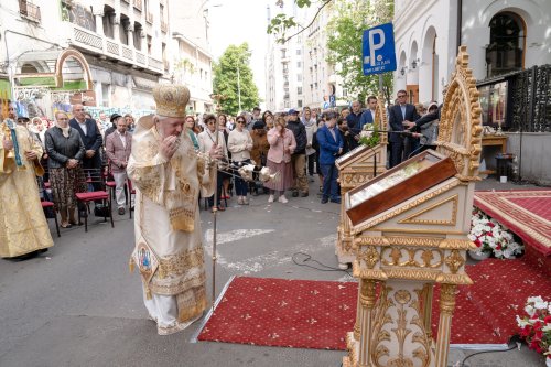Sărbătoare la Biserica „Sfântul Nicolae”-Dintr-o zi din Bucureşti Poza 213126