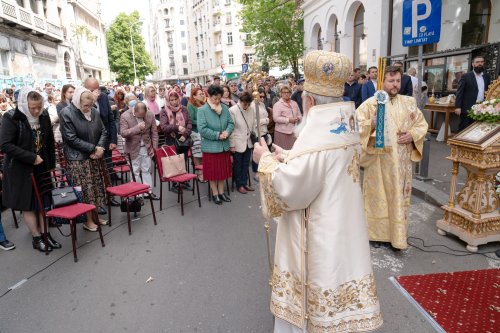 Sărbătoare la Biserica „Sfântul Nicolae”-Dintr-o zi din Bucureşti Poza 213127