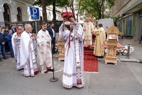 Sărbătoare la Biserica „Sfântul Nicolae”-Dintr-o zi din Bucureşti Poza 213131