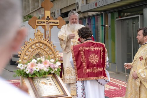 Sărbătoare la Biserica „Sfântul Nicolae”-Dintr-o zi din Bucureşti Poza 213132