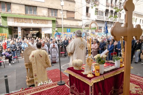 Sărbătoare la Biserica „Sfântul Nicolae”-Dintr-o zi din Bucureşti Poza 213134
