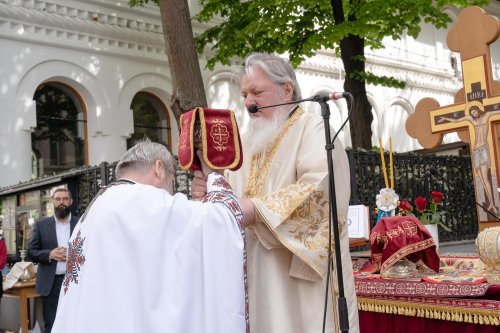 Sărbătoare la Biserica „Sfântul Nicolae”-Dintr-o zi din Bucureşti Poza 213135