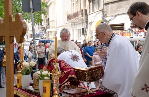 Sărbătoare la Biserica „Sfântul Nicolae”-Dintr-o zi din Bucureşti Poza 213137