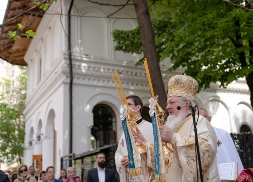 Sărbătoare la Biserica „Sfântul Nicolae”-Dintr-o zi din Bucureşti Poza 213140