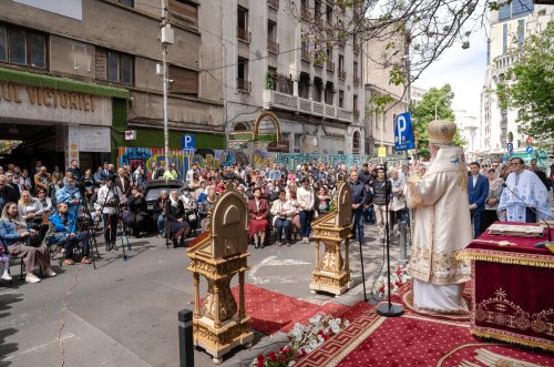 Sărbătoare la Biserica „Sfântul Nicolae”-Dintr-o zi din Bucureşti Poza 213153