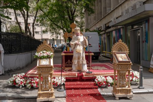 Sărbătoare la Biserica „Sfântul Nicolae”-Dintr-o zi din Bucureşti Poza 213158